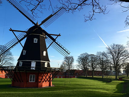vindmølle, grøn, græs, træ, plante, Mark, hus, bygning, arkitektur, blå, himmel, vedvarende energi, alternativ energi, miljøbeskyttelse, brændstof og elproduktion, vindkraft, turbine, traditionel vindmølle, miljø, natur, bygget struktur, jord, dag, bare træ, udendørs, ingen mennesker, 2K, CC0, offentligt domæne, royaltyfrie