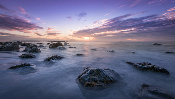 marrón, rocas, empapar, cuerpo, agua, tiempo de día, parte superior, montaña, junto a, nubes, nube, larga exposición, movimiento, fluido, rock, puesta de sol, cielo, Oceano, mar, amanecer, púrpura, flo, Noruega, arena, playa, paisajes - naturaleza, ambiente, nube - cielo, paisaje, naturaleza, Dom, belleza en la naturaleza, tierra, tranquilidad, cielo dramático, sólido, luz del sol, al aire libre, marina, nadie, 5K, CC0, dominio público, libre de derechos