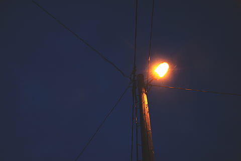 latarnia w nocy, latarnia, w nocy, architektura i pejzaż miejski, przedmioty, Elektryczność, noc, niebo, ciemny, linia napięcia, oświetlony, na dworze, żadnych ludzi, zachód słońca, zimowy, kabel, wytwarzanie paliwa i energii, niski kąt widzenia, technologia, sprzęt oświetleniowy, zasilacz, połączenie, światła, słońce, Natura, ulica, Polak, kopia przestrzeń, światło, linia telefoniczna, sprzęt elektryczny, 4K, CC0, domena publiczna, darmowe zdjęcia
