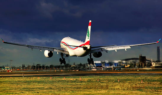 blanc, vermell, avió, m, e, a, línia aèria, transport, volar, aviació, cel, avions, vol, aeroport, aterratge, Heathrow, pista, ala, arribada, vehicle aeri, naturalesa, viatjar, manera de transport, pista d’aeroport, núvol - cel, volant, enlairant-se, moviment, avió comercial, cap gent, viatge, a l'aire lliure, ala dels avions, dia, terra, indústria aeroespacial, sortir, 1080P, CC0, domini públic, lliure de regalies