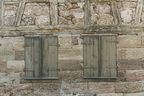 Ziegel, Wand, Jahrgang, Fenster, alt, Architekturdesign, Fassade, retro, rustikal, Sandstein, Holzfenster, gebaute Struktur, die Architektur, Gebäudehülle, keine Leute, Tür, Eingang, Tag, geschlossen, Wandbau - Funktion, Gebäude, verwittert, Sicherheit, Geschichte, draußen, Holz - Material, verlassen, Steinwand, alte Zivilisation, Archäologie, 5K, CC0, gemeinfrei, lizenzfrei