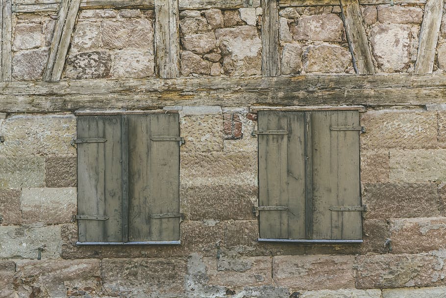 maons, paret, vintage, finestres, envellit, diseny arquitectònic, façana, retro, rústic, gres, finestra de fusta, estructura construïda, arquitectura, exterior de l'edifici, cap gent, vell, porta, entrada, dia, finestra, tancat, funció de construcció de parets, edifici, resistent, seguretat, història, a l'aire lliure, material de fusta, abandonat, paret de pedra, civilització antiga, arqueologia, 5K