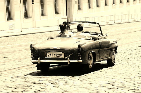 retrò, auto, vecchi tempi, vecchio, settore automobilistico, classico, pkw, strada, bianco e nero, nostalgia, vecchia macchina, in stile retrò, vecchio stile, esterno dell'edificio, città, persone, all'aperto, forze di polizia, giorno, modo di trasporto, mezzi di trasporto, architettura, due persone, uomini, persone reali, struttura costruita, veicolo a motore, veicolo terrestre, stili di vita, retrovisore, donne, coppia - relazione, 2K, CC0, dominio pubblico, privo di copyright