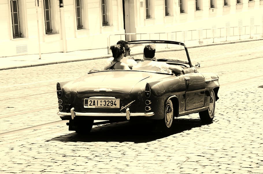 retro, automàtic, oldtimer, vell, automoció, clàssic, pkw, carretera, blanc i negre, nostàlgia, cotxe antic, cotxe, carrer, estil retro, passat de moda, exterior de l'edifici, ciutat, gent, a l'aire lliure, força policial, dia, manera de transport, transport, arquitectura, dues persones, homes, persones reals, estructura construïda, automòbil, vehicle terrestre, estils de vida, vista del darrere, dones, parella - relació, 2K