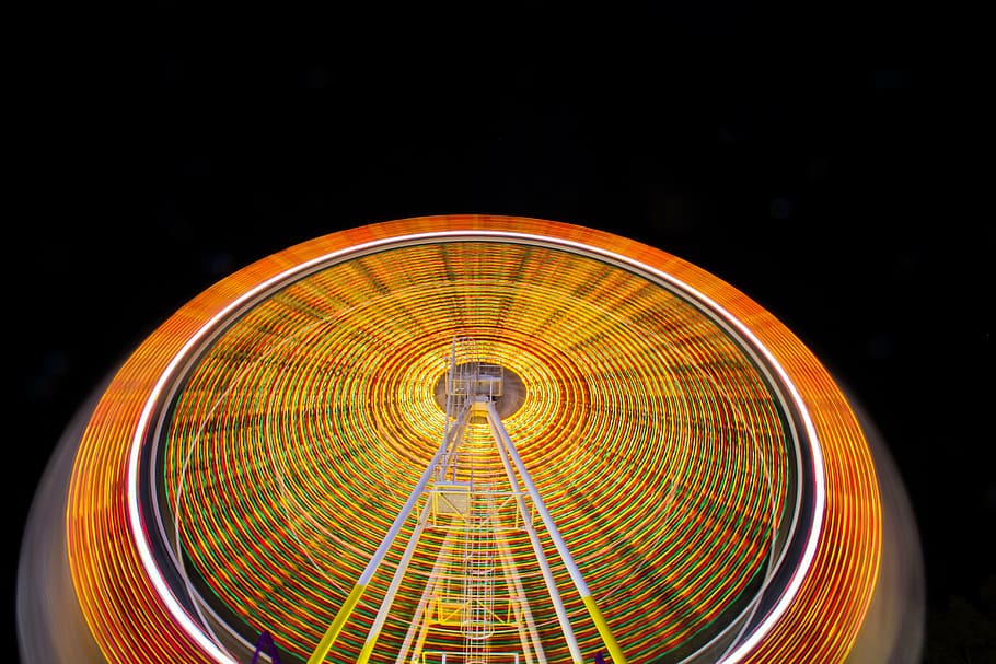 fotografia de lapse de temps, ferris, roda, resum, borrós, brillant, circular, color, disseny, recinte firal, roda de ferris, il·luminat, llum, exposició llarga, tir en angle baix, luminescència, moviment, patró, rodó, lapse de temps, Parc d'atraccions, nit, cercle, passeig pel parc d’atraccions, moviment borrós, velocitat, cultura i entreteniment artístic, carnaval, girant, carnestoltes ambulants, cap gent, diversió, forma geomètrica, fons negre, multicolor, forma, a l'aire lliure, vida nocturna, emoció, carrusel, concèntric, 5K