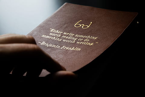 Benjamin Franklin Buch, Benjamin Franklin, Buch, Religion, Bibel, Christentum, Spiritualität, beten, menschliche Hand, Katholizismus, religiöser Text, Gott, heiliges Buch, Kirche, Jesus Christus, menschliches Körperteil, Nahansicht, eine Person, drinnen, Studioaufnahme, Hand, Text, Kommunikation, westliche Schrift, selektiver Fokus, halten, Reisepass, Geschäft, goldfarben, Großbuchstabe, Finanzen, Reise, Regierung, Finger, 5K, CC0, gemeinfrei, lizenzfrei