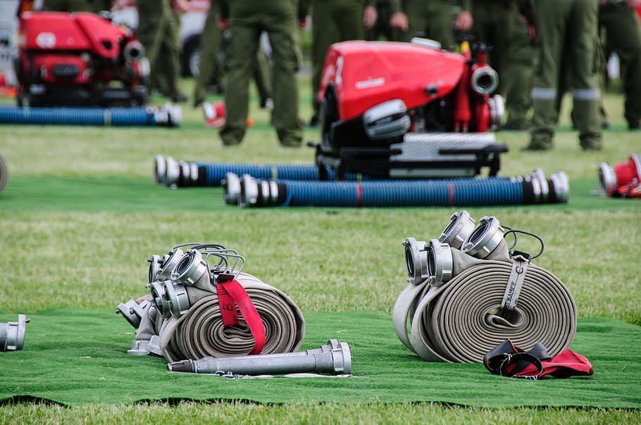 zwei, grau, Feuerschläuche, Grün, Rasenplatz, Gerät, Schlauch, Schläuche, Feuer, Wettbewerb, Wettbewerbe, Feuerlöschangriff, Feuerwehrmann-Wettbewerb, Gras, Sport, Fokus auf den Vordergrund, Pflanze, grüne Farbe, Tag, Landfahrzeug, rot, zufällige Menschen, Golftasche, Golf, Ausrüstung, Natur, Transportmittel, Golfplatz, Sportausrüstung, draußen, Menschen, 4K