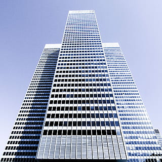 alto, blanco, rascacielos, brillante, día, Montreal, edificio de concreto blanco, edificio, ventana, oficina, arquitectura, vaso, cielo, reflexión, azul, urbano, ciudad, edificio de oficinas exterior, exterior del edificio, estructura construida, moderno, vista de ángulo bajo, altura maxima, cielo limpio, torre, nadie, negocio, fachada, naturaleza, modelo, 2K, CC0, dominio público, libre de derechos