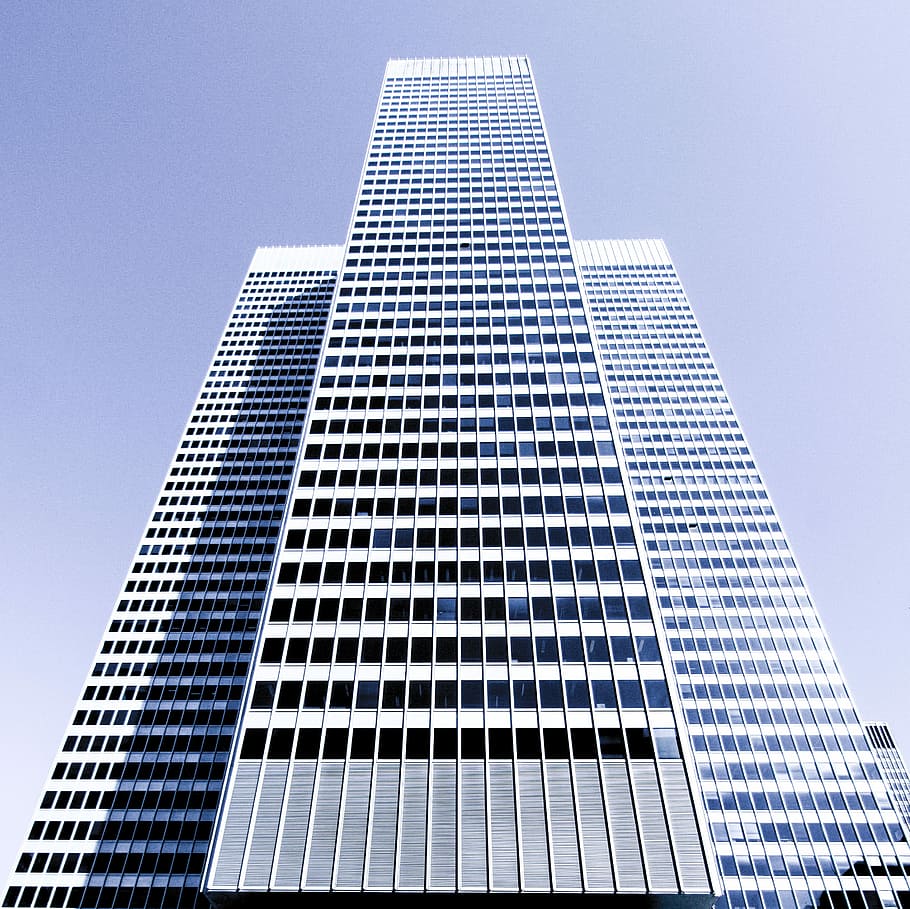 alto, bianca, grattacielo, luminosa, giorno, montreal, edificio in cemento bianco, costruzione, finestra, ufficio, architettura, bicchiere, cielo, riflessione, blu, urbano, città, edificio per uffici esterno, esterno dell'edificio, struttura costruita, moderno, Inquadratura dal basso, alto - alto, cielo sereno, Torre, nessuno, attività commerciale, facciata, natura, modello, 2K