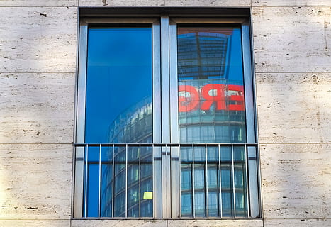 fereastră, oglindire, arhitectură, faţadă, sticlă, clădire, reflecţie, reflectarea ferestrelor, perete, düsseldorf, Acasă, oraș, balustradă, exteriorul clădirii, construită, sticlă - material, albastru, text, comunicare, nici o persoana, montare pe perete, zi, semn, western script, în aer liber, transparent, închis, rama ferestrei, 4K, CC0, domeniu public, fără drepturi de autor
