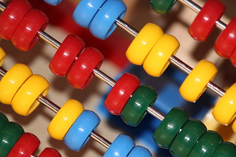 abaco multicolore, numero, contare, decennio, scuola, Regolo calcolatore, matematica, cifra, calcolo, assistenza sanitaria e medicina, multicolore, medicina, pillola, dose, capsula, nessuno, grande gruppo di oggetti, girato in studio, avvicinamento, sfondi, rosso, in casa, scienza, narcotico, formazione scolastica, medicina di prescrizione, fotogramma intero, ricerca, supplemento nutrizionale, cura, 4K, CC0, dominio pubblico, privo di copyright