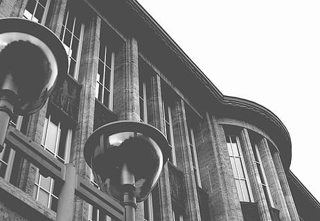 architettura, costruzione, facciata, davanti, finestre, Casa, esterno, grande, rappresentante, mattone, lanterne, bianco e nero, struttura costruita, Inquadratura dal basso, esterno dell'edificio, cielo, cielo sereno, natura, nessuno, giorno, città, finestra, all'aperto, storia, il passato, sospeso, strada, arco, attrezzatura per l'illuminazione, 2K, CC0, dominio pubblico, privo di copyright