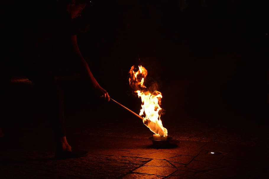 foc, cremar, fum, nit, fireshow, fum, nit, rendiment, espectacle, fosc, Festival, llum, perill, calenta, realitzar, perillós, intèrpret, foc - fenomen natural, flama, calor - temperatura, cremant, material de fusta, groc, brillant, un sol home, a l'interior, il·luminat, naturalesa, part del cos humà, gent, de peu, llum - fenomen natural, a l'aire lliure, esdeveniment, risc, senyal d'advertència, homes, 5K