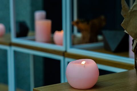 il giro, rosa, candela, superiore, Marrone, di legno, tavolo, illuminazione, finestra, bicchiere, sport, concentrarsi sulle conoscenze acquisite, in casa, palla, pool - stecca sport, tavolo da biliardo, palla da biliardo, sfera, colore rosa, nessuno, legno - materiale, attività di svago, rilassamento, illuminato, avvicinamento, cibo e bevande, riflessione, 5K, CC0, dominio pubblico, privo di copyright