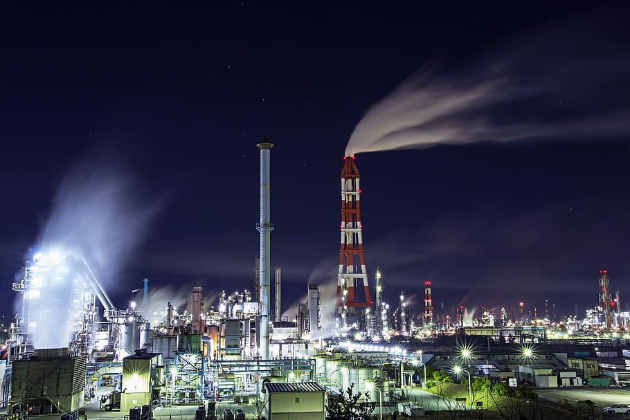 vermell, blanc, torre, fàbrica, complex industrial, vista nocturna, vistes, fum, fosa, industrial, indústria, nit, indústria del petroli, refineria de petroli, refineria, pila de fums, generació de combustible i energia, il·luminat, exterior de l'edifici, arquitectura, cel, negocis, estructura construïda, cap gent, medi ambient, naturalesa, qüestions ambientals, combustibles fòssils, Pol · lució, ciència, planta química, contaminació de l'aire, 4K