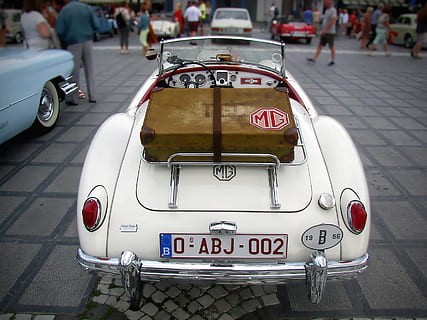 bianca, convertibile, auto, posteggio, giorno, vecchi tempi, mg, cabriolet, classico, auto sportiva, 1956, Vintage ▾, portabagagli, biposto, mostra di auto, settore automobilistico, modo di trasporto, veicolo a motore, mezzi di trasporto, veicolo terrestre, città, persone accessorie, testo, strada, numero, concentrarsi sulle conoscenze acquisite, sceneggiatura occidentale, Taxi, comunicazione, all'aperto, cartello, rosso, persone reali, 2K, CC0, dominio pubblico, privo di copyright