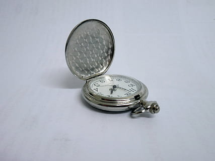 fickur, klocka, tid, klockansikte, nostalgi, tid av, pekare, timmar, minuter, sekunder, studio skott, inomhus, inget folk, metall, närbild, silverfärgad, högvinkelvy, mätinstrument, noggrannhet, grå, vit bakgrund, fortfarande liv, enda objekt, Kolla på, form, geometrisk form, cirkel, 2K, CC0, offentligt domän, royaltyfria