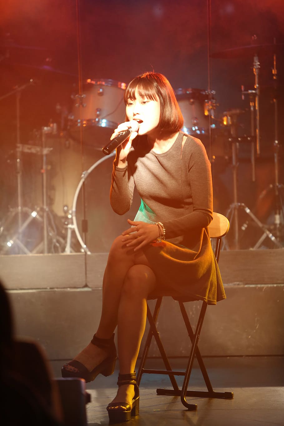 Sänger, Performance, Bühne, singen, Frau, Mädchen, Veranstaltung, Party, Asien, asiatisch, Disko, Sitzung, eine Person, echte Menschen, junger Erwachsener, Sitz, drinnen, in voller Länge, Stuhl, Nacht-, Lebensstile, Frisur, Legere Kleidung, beleuchtet, junge Frau, Musik-, halten, Mikrofon, Licht, schöne Frau, 5K
