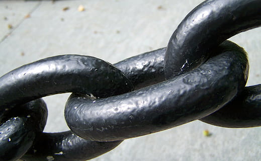 vaslánc, binding, link, black color, close-up, metal, no people, water, focus on foreground, strength, wet, chain, nature, animal wildlife, high angle view, day, animal themes, animals in the wild, outdoors, shiny, connection, pattern, silver colored, steel, 2K, CC0, public domain, royalty free