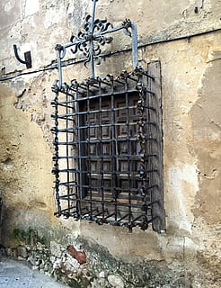 finestra, vecchia facciata, grato vecchio, forgiatura, architettura, struttura costruita, esterno dell'edificio, nessuno, caratteristica della parete, parete, giorno, costruzione, grattugiare, metallo, griglia, all'aperto, vecchio, griglia metallica, sicurezza, protezione, intemperie, Inquadratura dal basso, 2K, CC0, dominio pubblico, privo di copyright