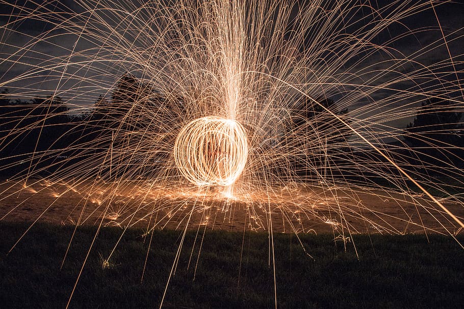 fotografia de lapse de temps, petards, exhibició de ball de foc, cercle, llum, nit, jugant amb la llum, exposició llarga, llana d'acer, il·luminat, moviment, brillant, espurnes, moviment borrós, llana de filferro, cultura i entreteniment artístic, esdeveniment, focs artificials, cremant, celebració, girant, cap gent, exhibició de focs artificials, naturalesa, comunicació, forma, focs artificials - objecte fet per l'home, sparkler, cap d'any, 5K