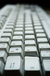 teclado, computador, cinzento, chaves, dispositivo de entrada, entrada, cartas, hardware, pc, calculadora, teclado de computador, escritório, equipamentos de informática, peça de computador, tecnologia, chave de computador, comunicação, foco seletivo, fechar-se, ninguém, cor branca, texto, conexão, dentro de casa, tecnologia sem fio, quadro completo, carta, em uma sequência, número, 5K, CC0, domínio público, royalty free