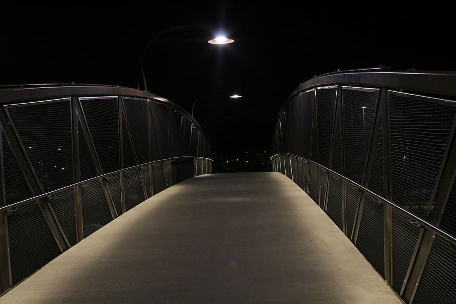 pont, nit, un, angle, perspectiva, fotografia, baix, llum, camí, fosc, tanca, il·luminat, cap gent, a l'interior, industria del cinema, arquitectura, equips d’il·luminació, estructura construïda, el camí a seguir, naturalesa, direcció, connexió, a l'aire lliure, sendera, barana, llum del carrer, indústria, ciutat, en fila, cel, perspectiva decreixent, acer, 1080P