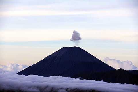 nori, peisaj, Munte, natură, în aer liber, mare de nori, siluetă, vulcan, zăpadă, muntele Fuji, Japonia, fumul - structura fizică, nor - cer, cer, geologie, erupe, Vulcan activ, emițătoare, frumusețe în natură, craterul vulcanic, nici o persoana, mediu inconjurator, scenice - natura, teren, poluare, probleme de mediu, putere în natură, poluarea aerului, varf de munte, 5K