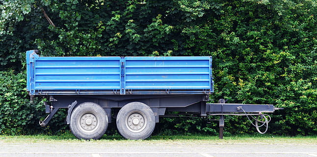 trailere, traktor, blå, slukket, landbrug, traktorer, transportere, erhvervskøretøj, tippelad, tandem dæk, felter, gård, dyrkbar, feltarbejde, frontplade, websted, transportmidler, land køretøj, transportform, træ, plante, dag, hjul, Mark, natur, jord, køretøj trailer, lastbil, ingen mennesker, vækst, stationær, grøn farve, dæk, udendørs, kommercielt landkøretøj, motor køretøj, 4K, CC0, offentligt domæne, royaltyfrie