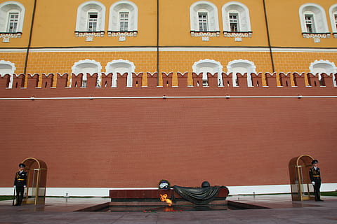 Sentry, sikkerhetsvakt, Kreml, post, offiser, grav, ærevakt, Moskva, rød firkant, reise, reisemål, arkitektur, militær, utendørs, nautisk fartøy, bygget struktur, bygge eksteriør, dag, vindu, ekte folk, mennesker, sitter, teknologi, menn, fortiden, historie, tilfeldige mennesker, veggbyggingsfunksjon, sete, bygning, okkupasjon, tre - materiale, 5K, CC0, offentlig domene, opphavsrett gratis