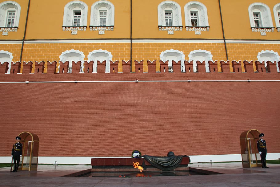 sentinella, Guàrdia de seguretat, Kremlin, publicació, oficial, tomba, guarda d'honor, Moscou, quadrat vermell, viatjar, destinacions de viatge, arquitectura, militar, a l'aire lliure, vaixell nàutic, estructura construïda, exterior de l'edifici, dia, finestra, persones reals, gent, assegut, tecnologia, homes, el passat, història, persones incidentals, funció de construcció de parets, seient, edifici, ocupació, material de fusta, 5K