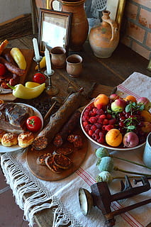 umore, vino, frutta, tavolo, bevande, cibo, bicchieri di vino, resa dei conti, bicchiere, bere, cibo e bevande, mangiare sano, freschezza, benessere, natura morta, vista dall'alto, in casa, nessuno, ciotola, piatto, pasto, giorno, scelta, pronto a mangiare, utensile da cucina, verdura, prima colazione, 2K, CC0, dominio pubblico, privo di copyright