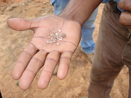 minedrift, diamant, minedrift, diamant, menneskelig kropsdel, menneskelig hånd, voksen, strand, dag, tæt på, hånd, mennesker, natur, bedrift, dyreliv, jord, udendørs, aktivitet, herrer, to personer, fokus på forgrunden, indsats, 1080P, CC0, offentligt domæne, royaltyfrie