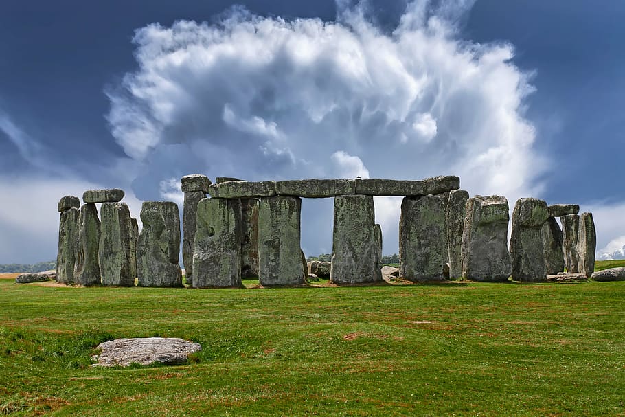 foto a Stonehenge, stonehenge, monument, aire, núvols, turisme, Regne Unit, herba, història, núvol - cel, antic, antiga ruïna, guerra, paisatge, camp, dia, cel, el passat, arquitectura, sòlid, material de pedra, terra, arqueologia, estructura construïda, naturalesa, planta, civilització antiga, destinacions de viatge, viatjar, cap gent, arruïnat, a l'aire lliure, història antiga, 5K