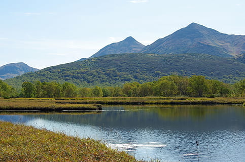 llac, muntanyes, bosc, reflexió, verds, bedoll, tardor, tundra, herba, paisatge, naturalesa, turisme, brillantor, núvols, aigua, silenci, muntanya, escenics - natura, bellesa a la natura, tranquil·litat, escena tranquil·la, cel, escena no urbana, planta, arbre, Serra, cap gent, dia, idíl·lic, color verd, medi ambient, a l'aire lliure, cim de muntanya, 1080P, CC0, domini públic, lliure de regalies