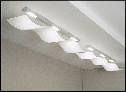 hvid lampe, belysning, loftslampe, kontor, belysningsudstyr, loft, belyst, lav vinkel visning, indendørs, elektricitet, lys, hængende, ingen mennesker, overfør print, hjem interiør, lys pære, elektrisk lys, tæt på, automatisk postproduktionsfilter, glødende, murbygningsfunktion, loftsventilator, lys - naturligt fænomen, i en række, elektrisk lampe, lysarmatur, 5K, CC0, offentligt domæne, royaltyfrie