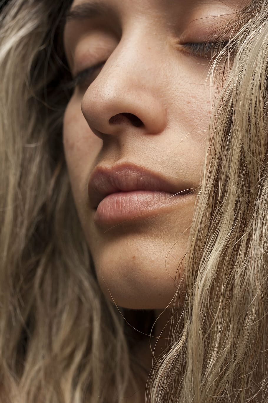 la cara de la dona, model, cara, retrat, llavi, la jove, la innocència, disparar de moda, model jove, estudi, dones, humà, contacte, bonic, moda, exposició, vista general, noia, fotografia, gent, bellesa, jove, cabell, ulls, ull, noia jove, estètica, foto, model de bellesa, cabell llarg, una sola dona, una persona, només una jove, només dones, primer pla, part del cos humà, adult jove, ulls tancats, només adults, dones joves, tirada al cap, pentinat, persones reals, part del cos, dona guapa, rostre humà, vista frontal, cabell ros, llavis humans, cabell humà, adolescent, 4K