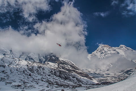 blå himmel, rød, helikopter, flyvende, rundt om, snowcap mountain, bjerg, alp, Sky, bjerg i skyen, snedækket bjerg, rejse, vandring, luftfartøj, fly, sky - himmel, sne, himmel, vinter, transportform, transportmidler, Midt i luften, kold temperatur, natur, bjergkæde, bevægelse, scenics - natur, miljø, dag, ingen mennesker, udendørs, 4K, CC0, offentligt domæne, royaltyfrie