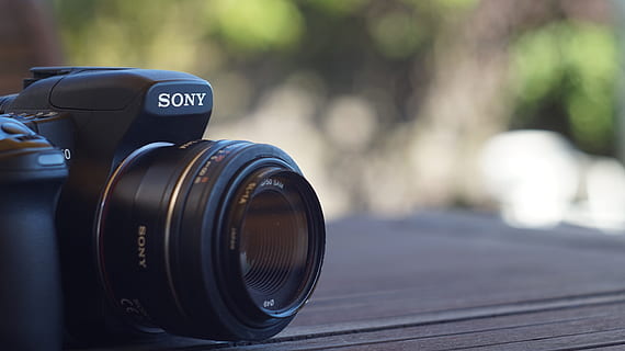 sort, Sony DSLR kamera, Brun, træ-, bord, kamera, Sony, alfa, dslr, Foto, linse, sony, alfa, fotografisk udstyr, fotograf, elektronisk udstyr, tag et billede, slr, fotoudstyr, fotografisk, fotos, kamera - fotografisk udstyr, fotografering temaer, objektiv - optisk instrument, udstyr, enkelt objekt, udendørs, gammeldags, fokus på forgrunden, ingen mennesker, tæt på, teknologi, dag, meddelelse, digitalt kamera, tekst, vestlige script, træ - materiale, fotografere, stilleben, objektiv - øje, nummer, SLR kamera, 5K, CC0, offentligt domæne, royaltyfrie