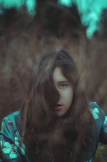 ojos, bajo, fotografía de luz, mujer, azul, blanco, floral, parte superior, al aire libre, naturaleza, una persona, gente, hembras, etnia caucásica, hermoso, adulto joven, bosque, belleza, retrato, árbol, adulto, cara humana, Solo mujeres, mirando a la cámara, solo una mujer, disparo a la cabeza, pelo largo, pelo, estilos de vida, gente real, mujer joven, peinado, actividad de ocio, vista frontal, centrarse en primer plano, Pelo castaño, mujer hermosa, contemplación, adolescente, 4K, CC0, dominio público, libre de derechos