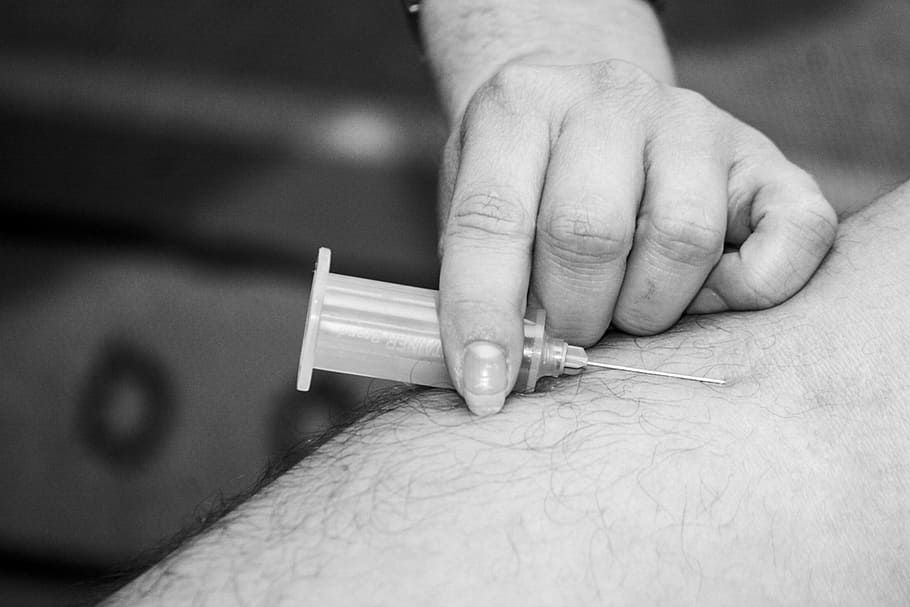 persoană, da, sânge, tonuri de gri, acul seringii, uman, piele, seringă, ac, injecţie, mână, asistent medical, umană, partea corpului uman, o persoana, a închide, parte a corpului, sănătate și medicină, în interior, adult, narcotic, deținere, conditie medicala, activitate, bărbați, calificare, consumabile medicale, degetul uman, probleme sociale, deget, injectarea, 5K