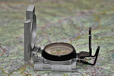 kolo, Černá, šedá, analogový kompas, zelená, mapa, kompas, s kompasem, navigace, směr, venkovní, nikdo, detail, uvnitř, zaměřit se na popředí, zařízení, nůž - zbraň, technologie, studio shot, pracovního nástroje, navigační kompas, muž, nástroj měření, antický, sdělení, průzkum, dva objekty, 4K, CC0, veřejná doména, bez autorských práv