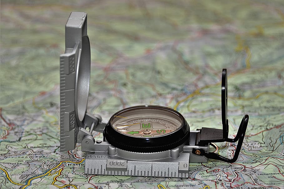 kolo, Černá, šedá, analogový kompas, zelená, mapa, kompas, s kompasem, navigace, směr, venkovní, nikdo, detail, uvnitř, zaměřit se na popředí, zařízení, nůž - zbraň, technologie, studio shot, pracovního nástroje, navigační kompas, muž, nástroj měření, antický, sdělení, průzkum, dva objekty, 4K