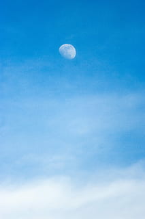 Luna, luz de la luna, agradable, nube, cielo, cielo nublado, estado animico, azul, claro, extraño, naturaleza, nube - cielo, paisaje de nubes, espacio, clima, al aire libre, día, aire, antecedentes, nadie, estratosfera, verano, belleza en la naturaleza, astronomía, scenics, vista de ángulo bajo, tranquilidad, escena tranquila, paisajes - naturaleza, luna planetaria, noche, idílico, exploración espacial, media Luna, descubrimiento, espacio y astronomia, astrología, 4K, CC0, dominio público, libre de derechos