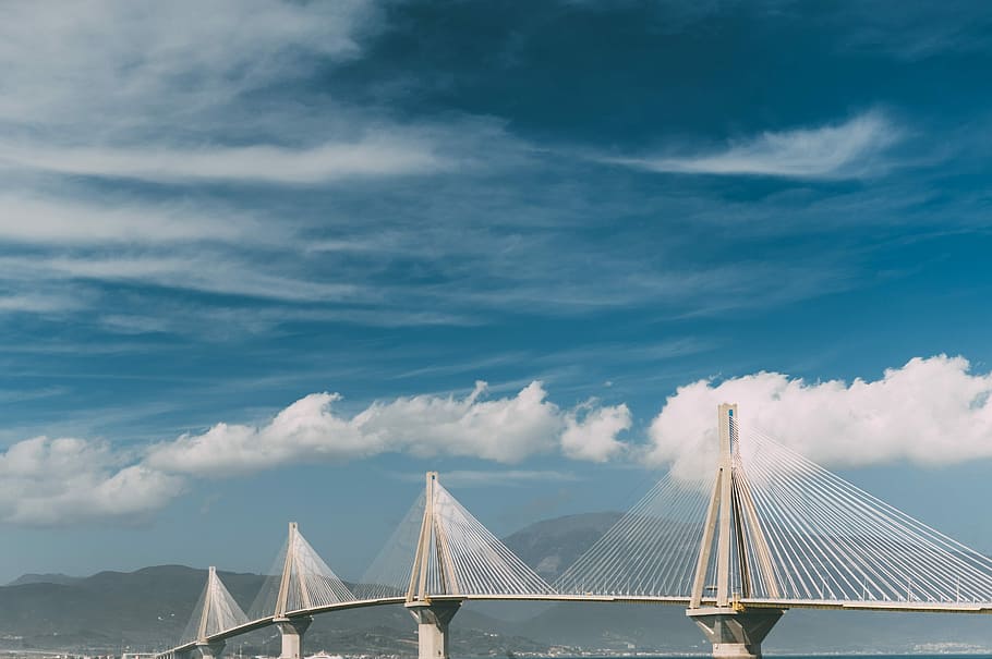 hvid, cantilever bro, blå, himmel, hængebro, bjerge, bro, arkitektur, design, dæmning, sky - himmel, bygget struktur, forbindelse, bro - menneskeskabt struktur, transportmidler, ingeniørarbejde, natur, kabel-forblevne bro, rejsemål, dag, vand, udendørs, rejse, turisme, lang, 2K