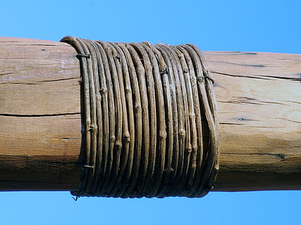 tronc, corda, bucle, paisatge, material de fusta, cel, dia, cel clar, cap gent, metall, naturalesa, a l'aire lliure, blau, primer pla, vell, vista d’angle baix, protecció, barrera, tanca, seguretat, patró, rovellat, límit, 2K, CC0, domini públic, lliure de regalies