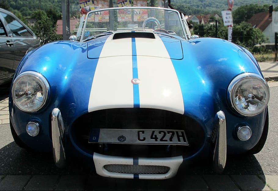 oldtimer, aranya, cobra, chevy, cobra chevy, article de col·leccionista, clàssic, nostàlgia, automoció, cotxe, oldi, vehicle, automàtic, cotxe antic, passat, pkw, vell, veterà, nostàlgic, blau, vista frontal, transport, cap gent, vehicle terrestre, manera de transport, automòbil, dia, estacionari, nombre, a l'aire lliure, ciutat, primer pla, estil retro, llum solar, metall, faro, cotxe d'època, luxe, roda, color plata, garatge, 2K