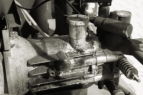 parti di veicoli grigi, macchina, compressore, sporco, strumento, tecnologia, lavoro, industria, costruzione, spalmato, più fresco, metallo, macchinario, parte della macchina, vecchio, attrezzatura, avvicinamento, nessuno, abbandonato, arrugginito, mezzi di trasporto, fabbrica, obsoleto, modo di trasporto, veicolo terrestre, in casa, attività commerciale, attrezzature di produzione, motore, occupazione, ferro - metallo, deterioramento, equipaggiamento industriale, box auto, 5K, CC0, dominio pubblico, privo di copyright