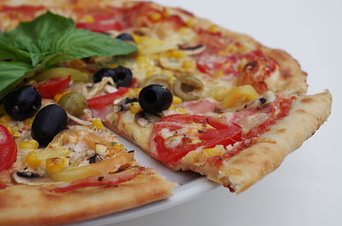 uno, fetta, totale, Pizza, basilico, olive, pasto, odkrojená, formaggio, cibo, pomodoro, Mozzarella, cena, al forno, pasta frolla, buongustaio, verdura, pranzo, spuntino, freschezza, oliva, cibo e bevande, pronto a mangiare, mangiare malsano, prodotto caseario, cibo italiano, in casa, porzioni, salsiccia, indulgenza, oliva nera, nessuno, avvicinamento, frutta, tentazione, peperoni, pizza al salame piccante, prima colazione, 4K, CC0, dominio pubblico, privo di copyright
