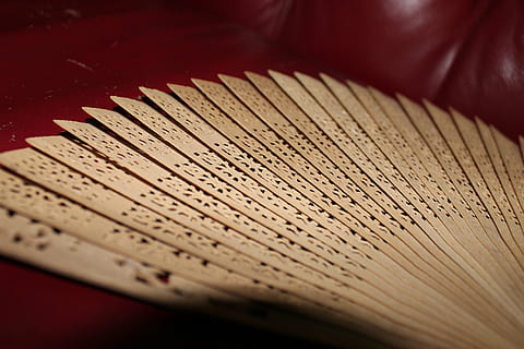 ventilator, tæt på, ingen mennesker, indendørs, selektiv fokusering, træ - materiale, papir, kalligrafi, historie, rød, musik, fortiden, religion, gammel, Bestil, fjer, studio skud, spiritualitet, enkelt objekt, kunstkultur og underholdning, 5K, CC0, offentligt domæne, royaltyfrie